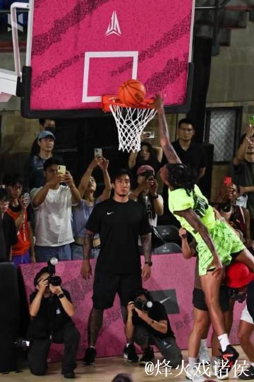 终于复出！灰熊官媒晒贾-莫兰特扣篮海报照：今日可以出战